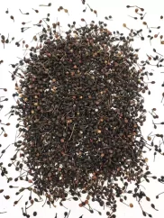 Celá zrna divokého pepře Voatsiperifery z pralesů Madagaskaru